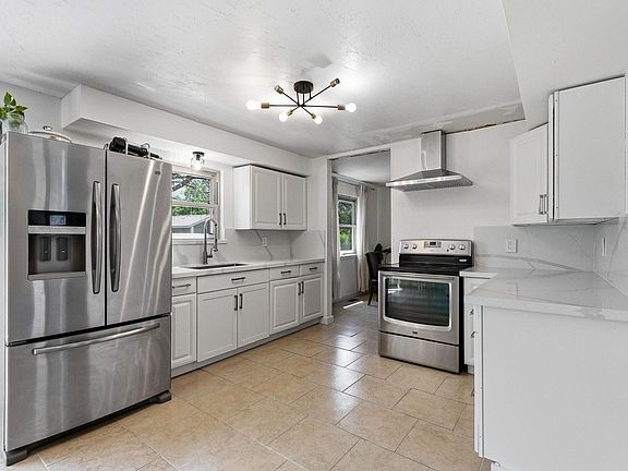 5th image of 2412 Tulip St