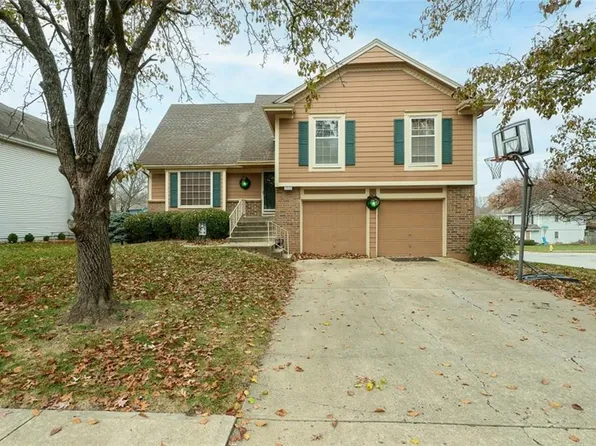 1514 E Sleepy Hollow Dr, Olathe, KS 66062