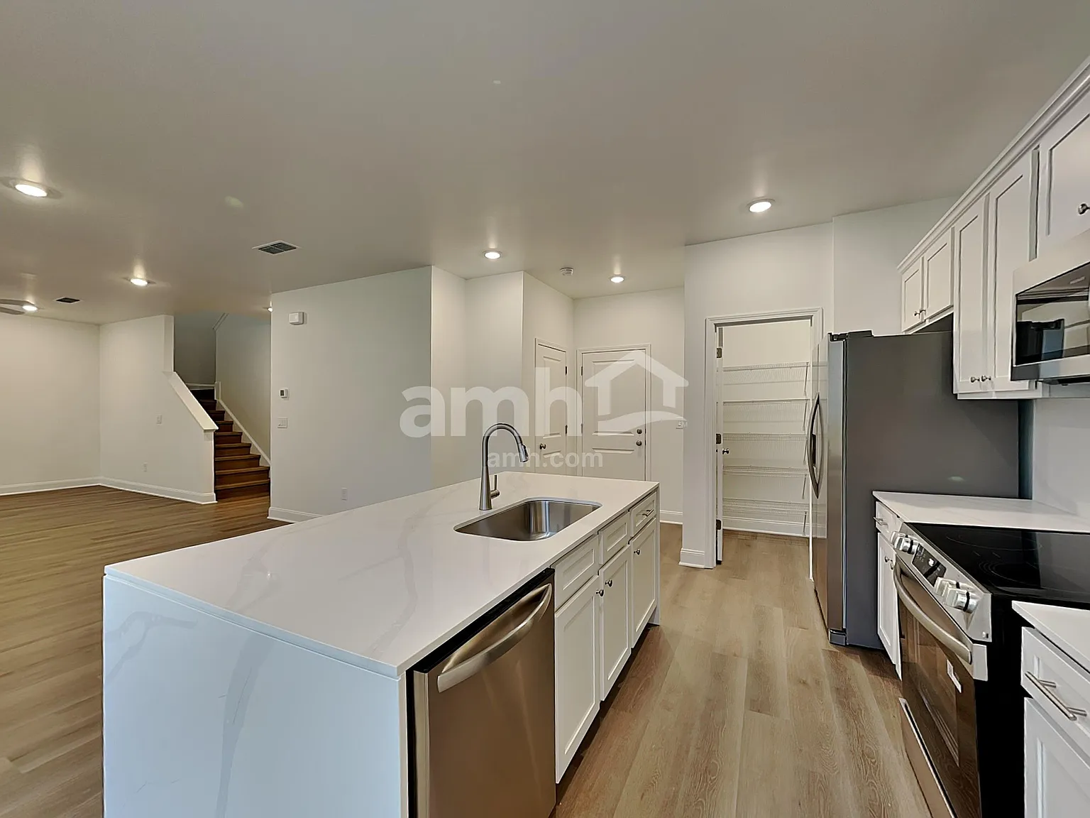 5 bed, 3.0 bath, 2502 sqft, $2,700 — Photo 3