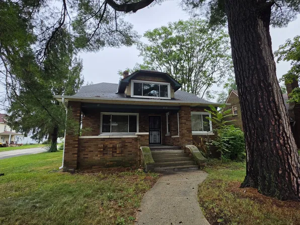 1303 S Oak Ave, Freeport, IL 61032