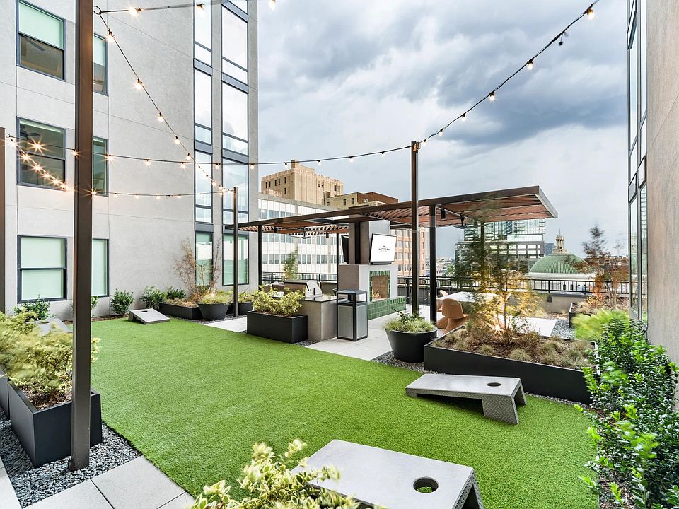 Unwind on the garden terrace at Modera St. Paul with skyline views, lawn games, and inviting spaces perfect for gathering in the heart of Dallas.