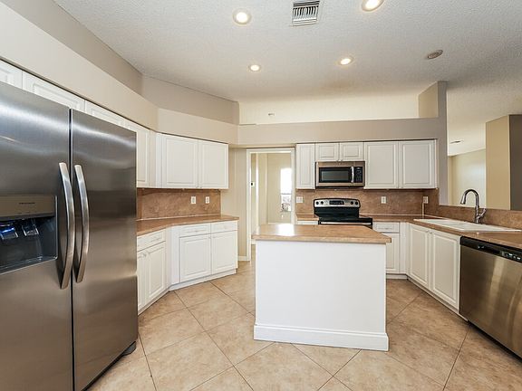 5th image of 984 Lake Breeze Dr