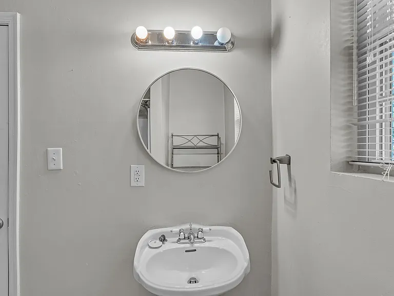 1359 W 40th St — Photo 24