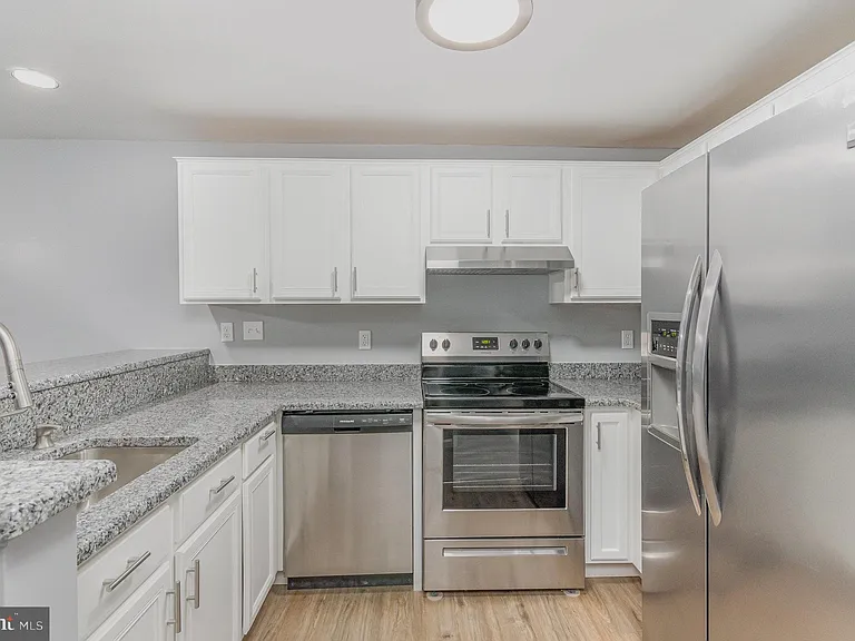 100 Grosvenor Ln #3 — Photo 13