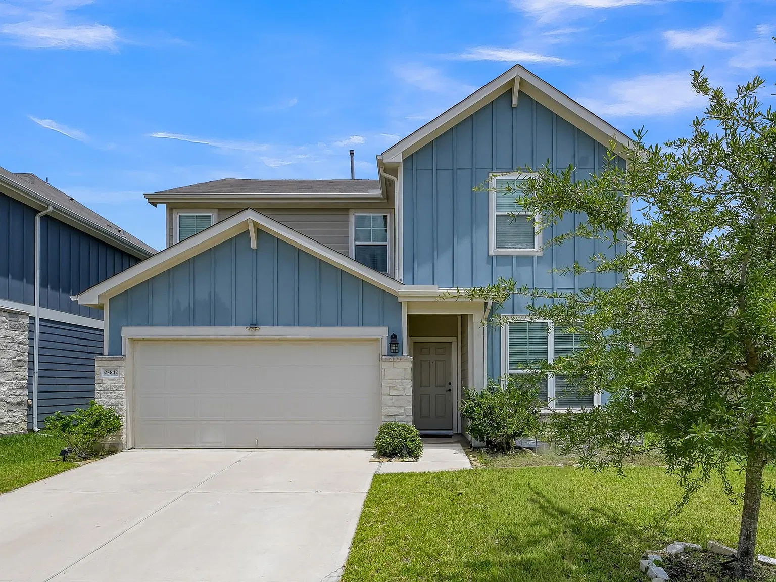 3 bed, 2.5 bath, 2288 sqft, $2,300 — Photo 2