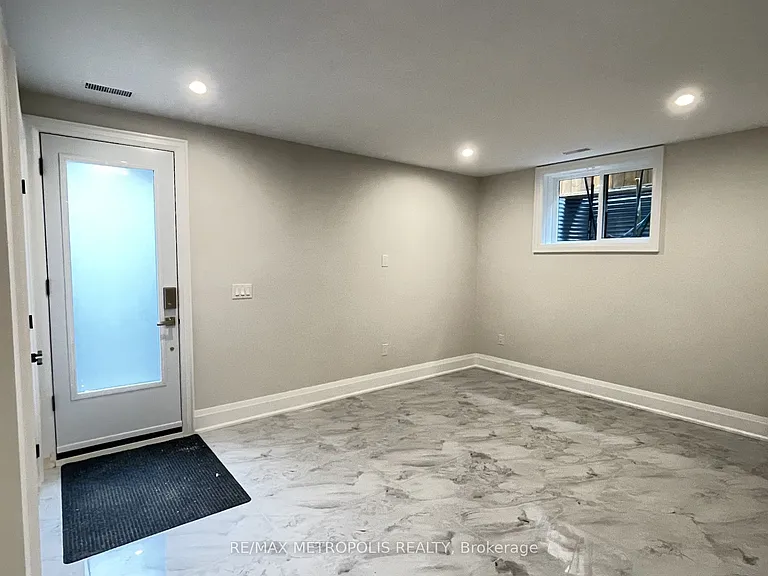 165 Manning Ave #BASEMENT — Photo 14