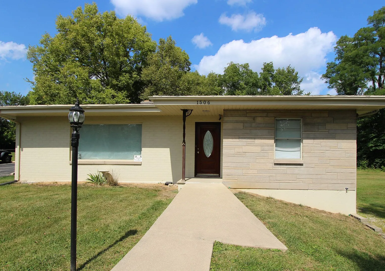 Preleasing For August! Close To Campus — Photo 2