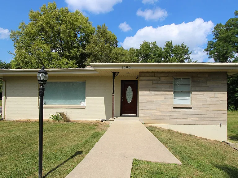 Preleasing For August! Close To Campus — Photo 2