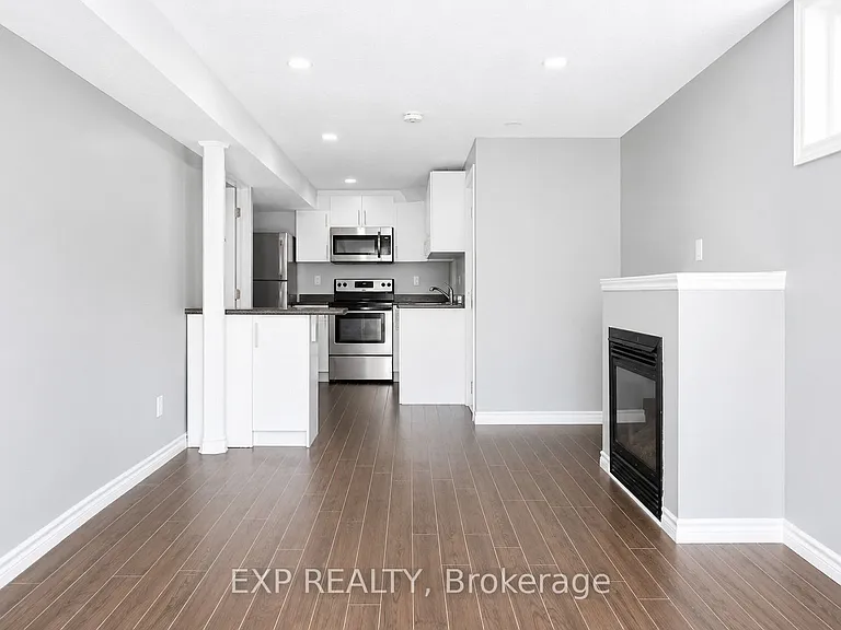 304 Lemon Grass Cres #LOWER — Photo 2