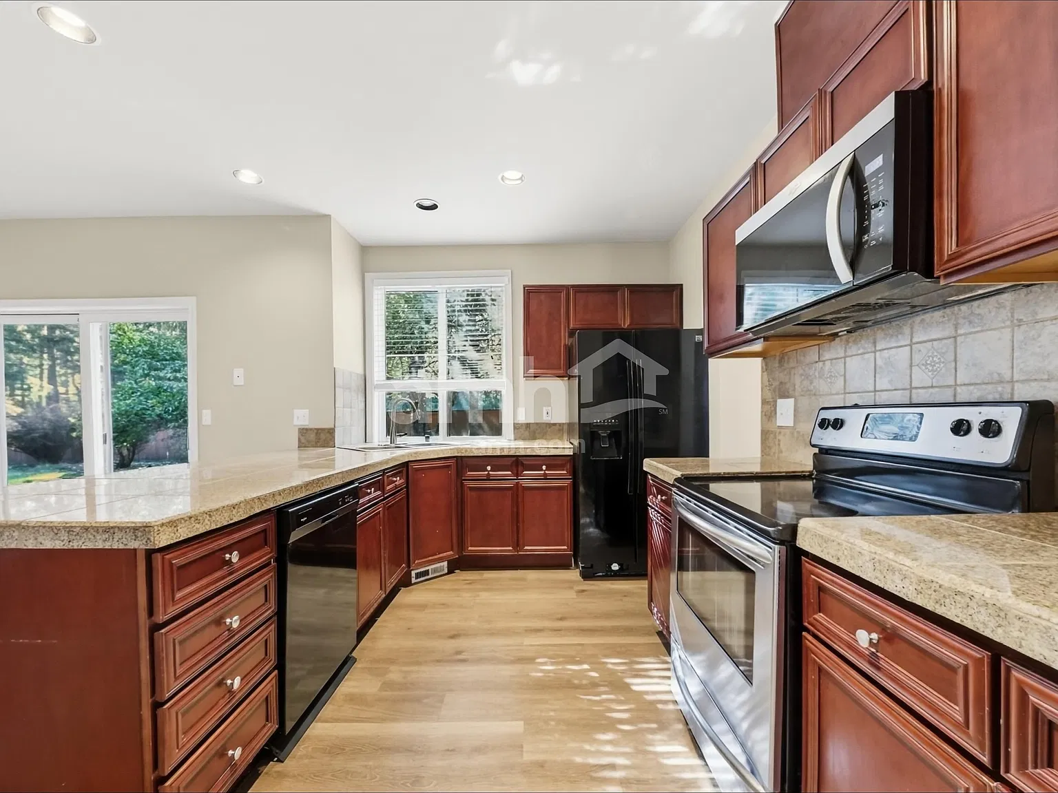3 bed, 2.5 bath, 1644 sqft, $2,810 — Photo 3