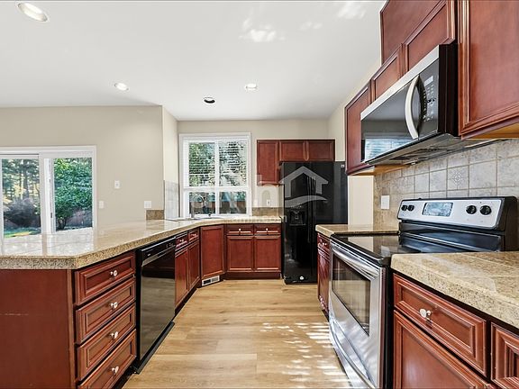 3rd image of 114 207th St E