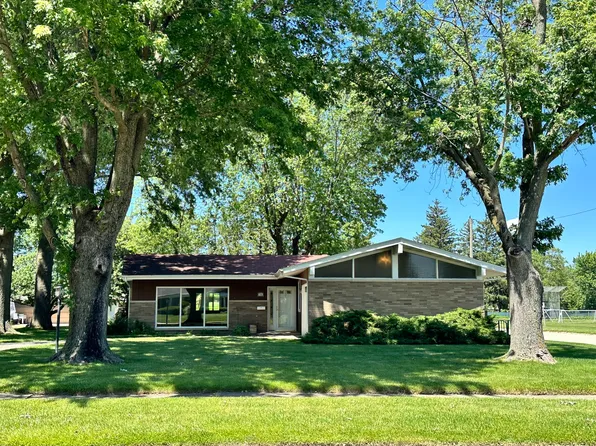 160 W 3rd St, Coal City, IL 60416