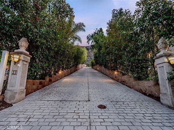 2nd image of 27 Roundup Rd