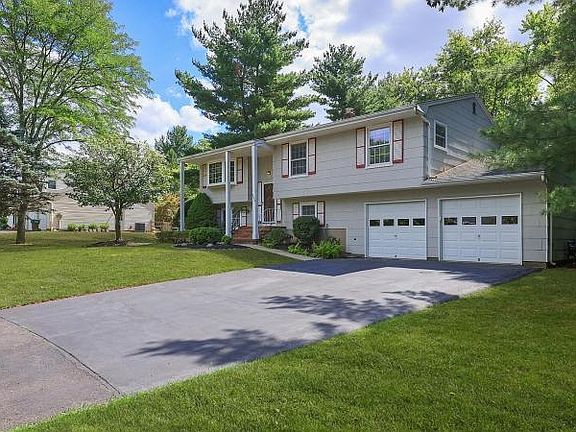 3rd image of 293 Shelburne Pl