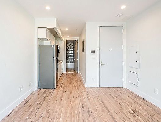 5th image of 3013 Barker Ave APT 7B