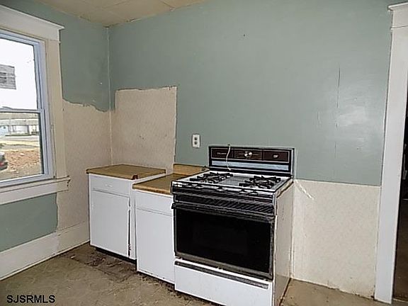 4th image of 104 W Pacific Ave