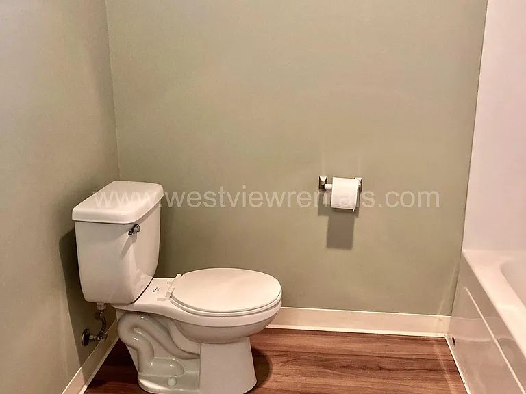 200 E Maple St — Photo 32