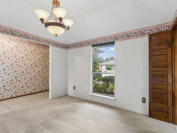 4th image of 3815 Spring Hollow Dr