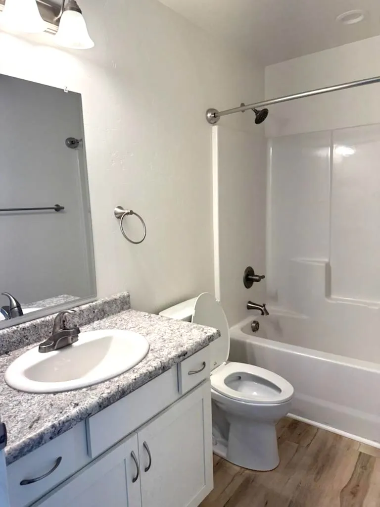2 bed, 912 sqft, $1,350 — Photo 2