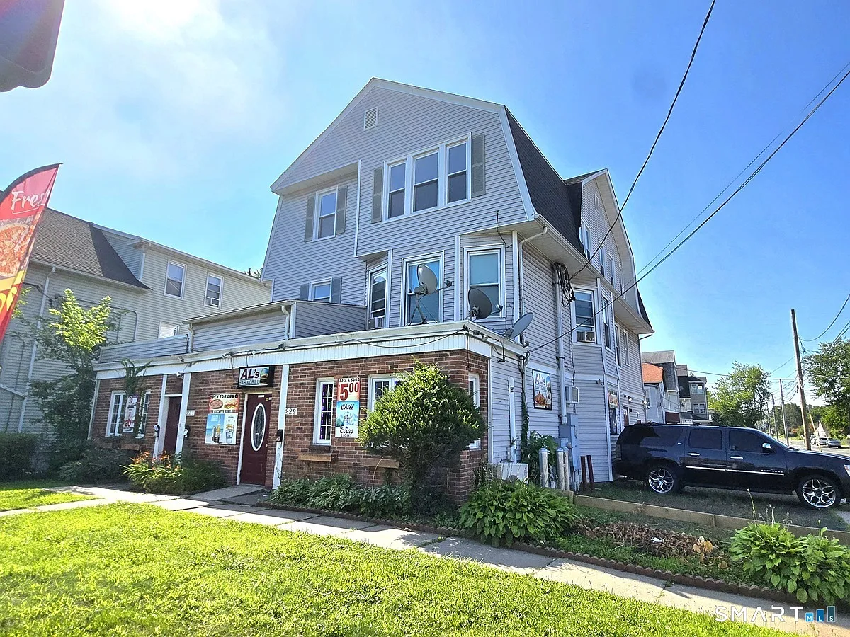 3 bed, 1.0 bath, 1395 sqft, $1,800 — Photo 1