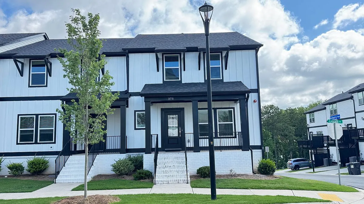 4 bed, 3.5 bath, 2376 sqft, $2,900 — Photo 1