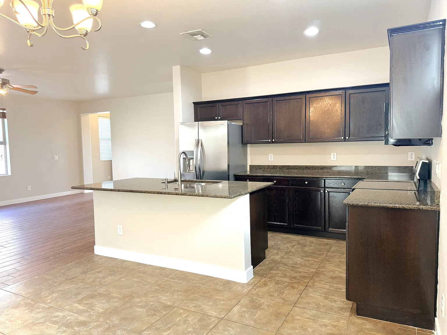 3 bed, 1717 sqft, $2,350 — Photo 4