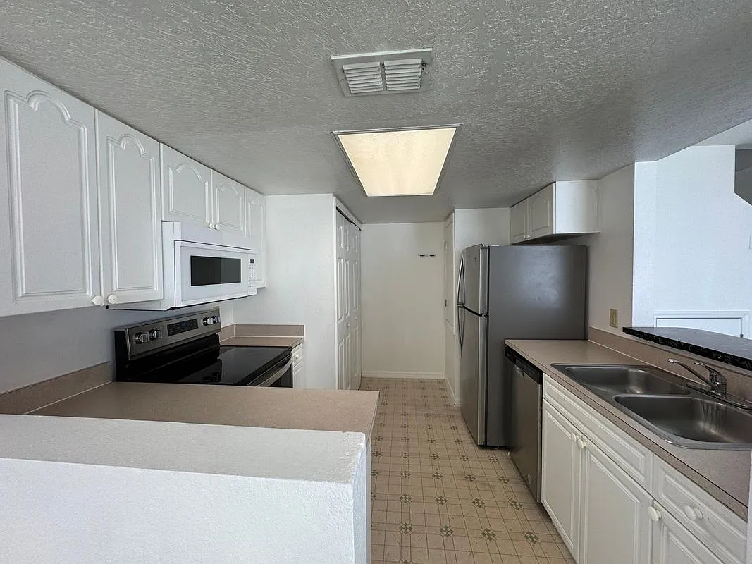 3 bed, 2.5 bath, 1400 sqft, $1,700 — Photo 3