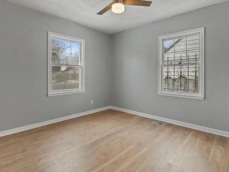 2321 E Mossman Ave — Photo 9
