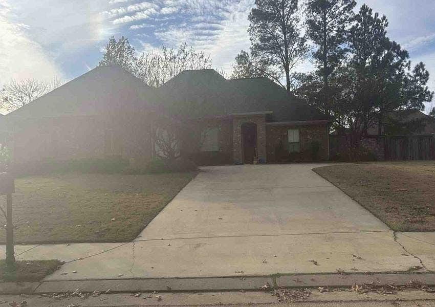 1st image of 122 Hampton Rdg