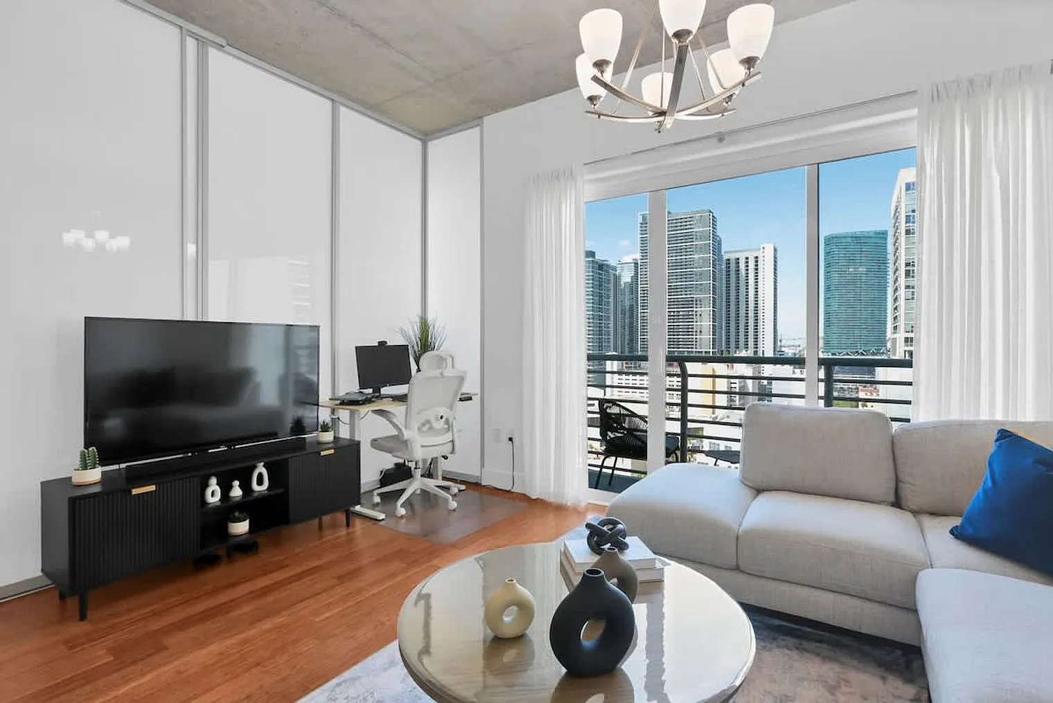 1 bed, 1.0 bath, 645 sqft, $4,008 — Photo 3