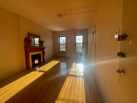 Rented by Perry Associates NYC Inc | media 12