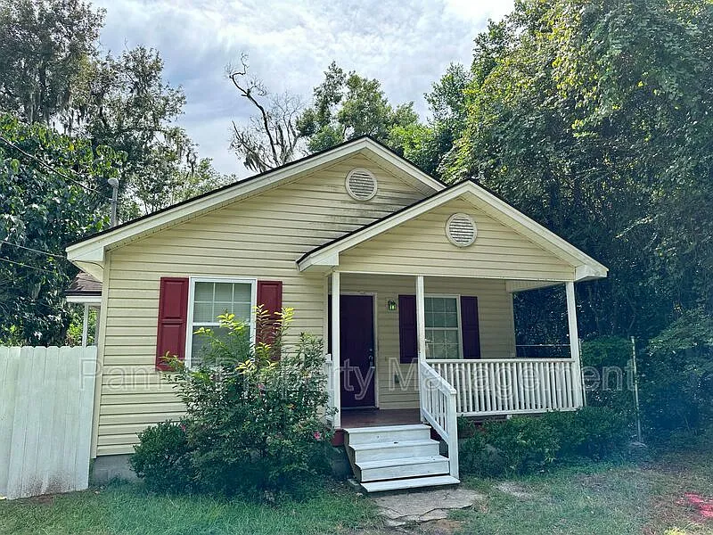 3 bed, 2.0 bath, 1048 sqft, $1,835 — Photo 2