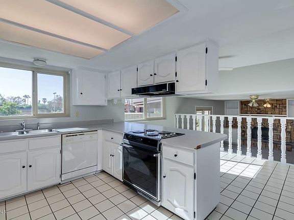 3rd image of 1637 E Hope St