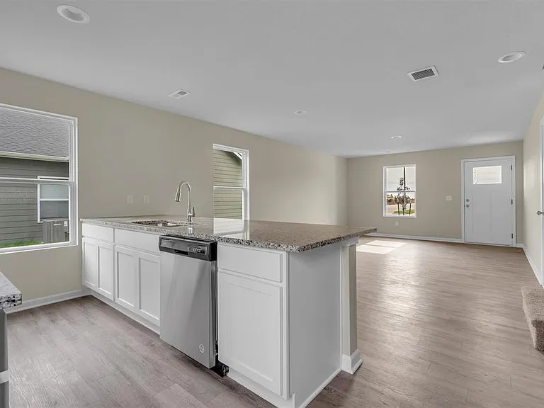 2706 S Cypress St — Photo 8