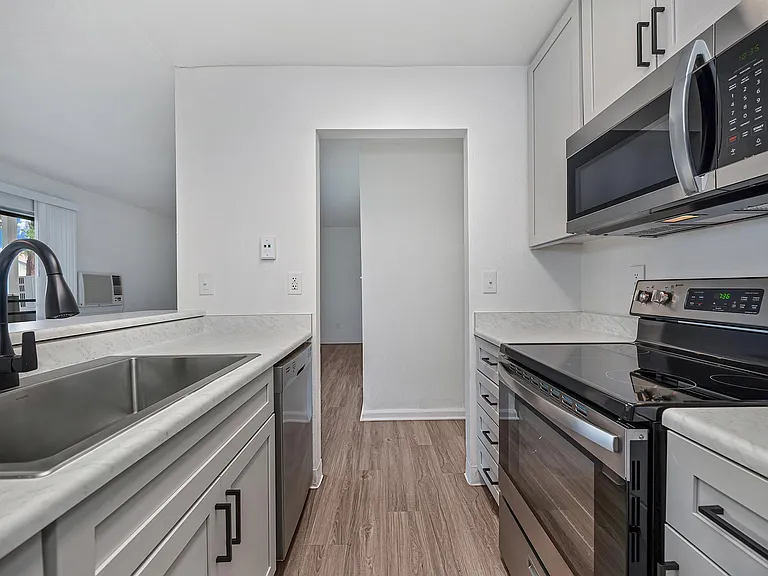 The Redwoods Apartments — Photo 11