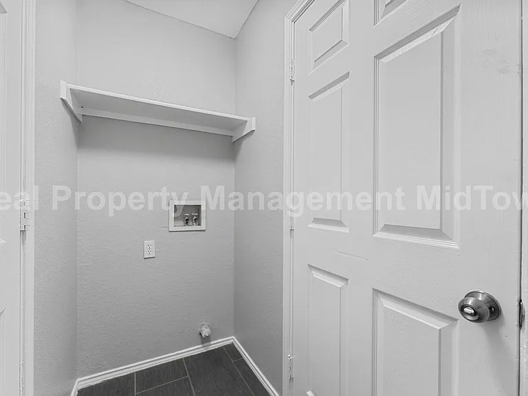 6100 Wall St — Photo 17