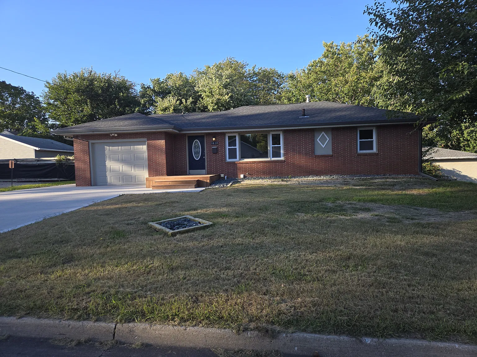 1410 E Sheridan Ave — Photo 2