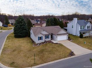 2351 Summit Cedar Dr, Howell, MI