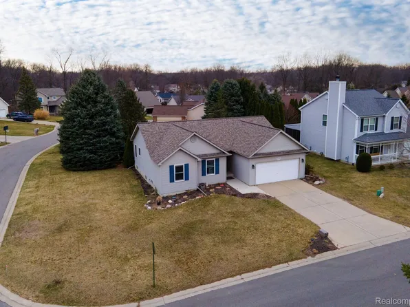 2351 Summit Cedar Dr, Howell, MI 48855