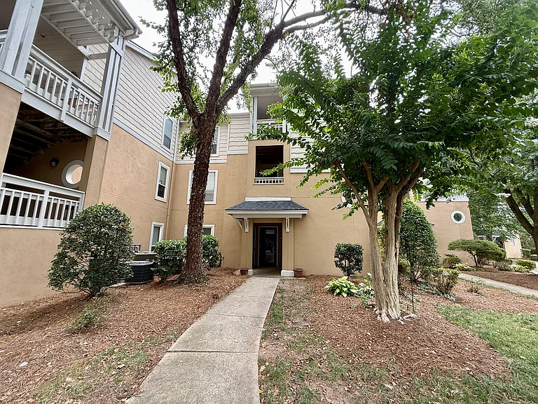 18009 Kings Point Dr #D — Photo 4