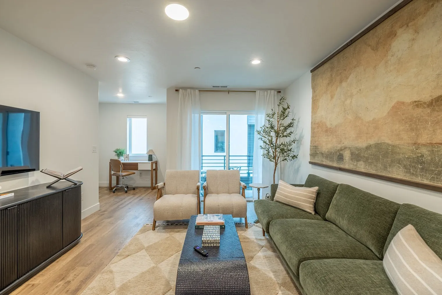 3 bed, 2.0 bath, 1506 sqft, $3,763 — Photo 4