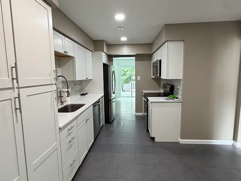 17628 Longview Ln — Photo 2