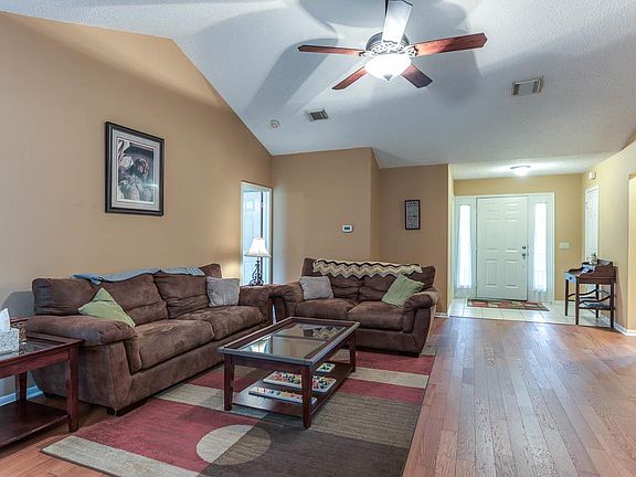 4th image of 2103 Castle Dr