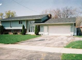 3626 Woodlawn Ave, Gurnee, IL 60031