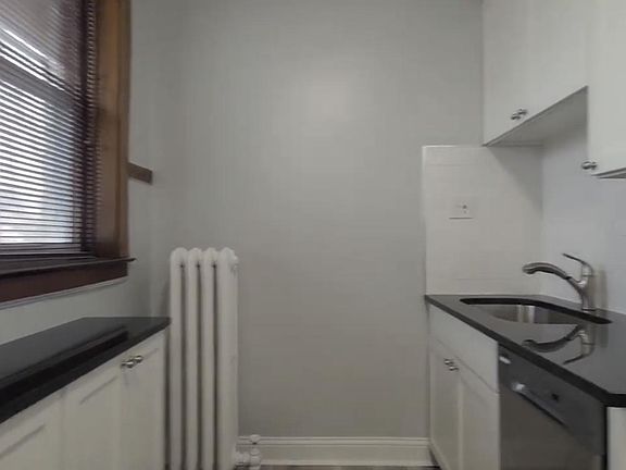 3rd image of 2514 W Belle Plaine Ave #2E