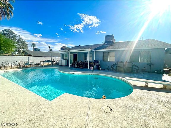 2nd image of 3852 Vista Largo Dr