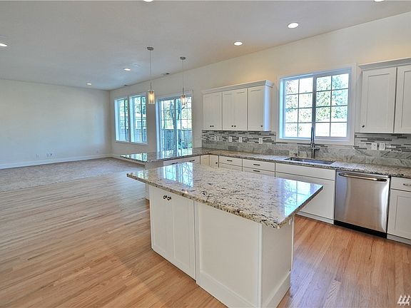 4th image of 1626 171st Ave NE