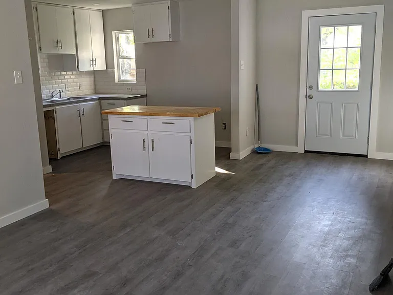 3103 S Edgefield Ave — Photo 2