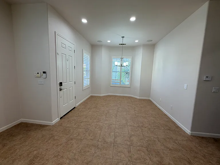 5780 Shadow Hill Dr — Photo 4