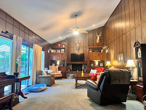 2nd image of 1813 Woodcrest Dr